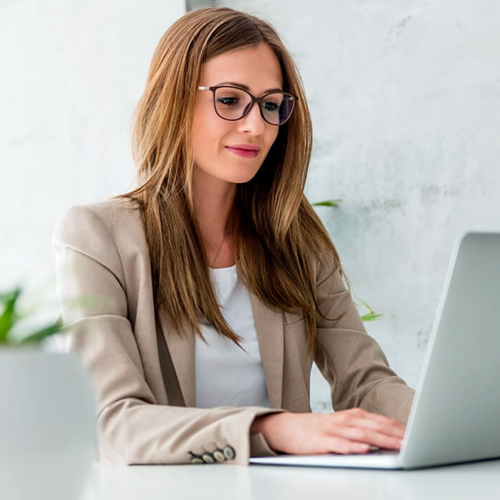 Donna che lavoro al pc